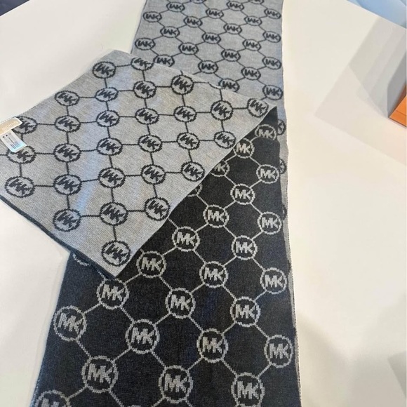 NWOT Michael Kors Scarf - Picture 2 of 4